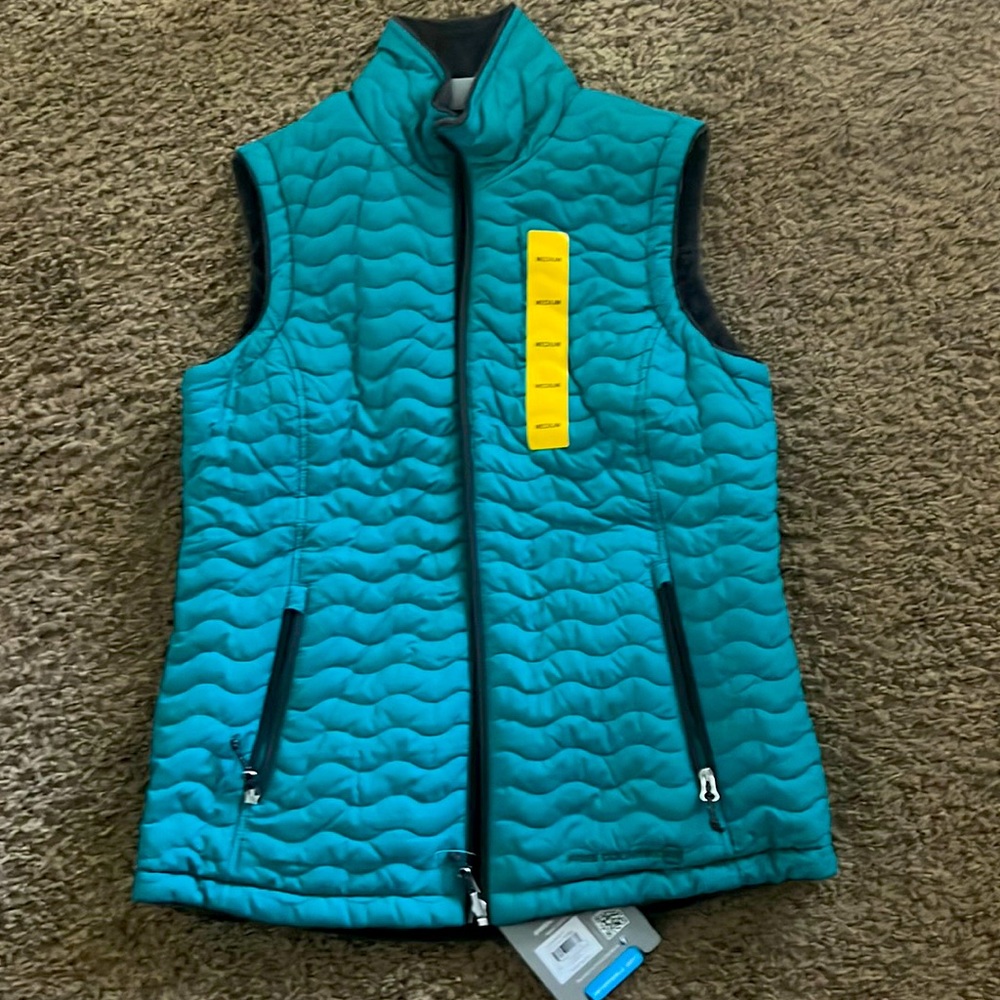 Free country reversible vest! Size Medium. New with tags